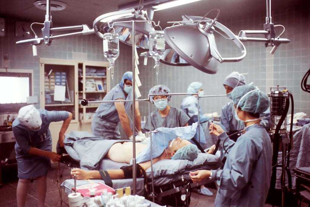 découvrez l'histoire inspirante d'un pionnier de la chirurgie cardiaque, innovant et sauvant des vies grâce à des techniques révolutionnaires.