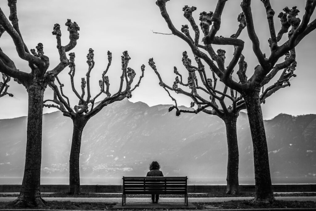 découvrez les causes et les effets de la solitude, ainsi que des conseils pour surmonter ce sentiment et retrouver le lien social.