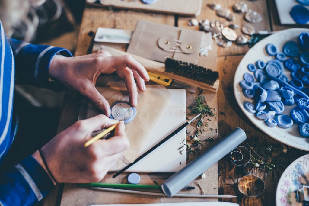 découvrez les carrières dans les arts et l'artisanat, un secteur offrant créativité, expression artistique et multiples opportunités professionnelles.