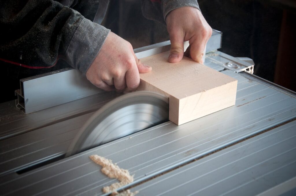 scie circulaire puissante et précise, idéale pour des coupes rapides et nettes sur bois, métal et autres matériaux. parfaite pour les bricolages et les travaux professionnels.