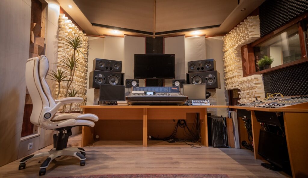 découvrez nos solutions efficaces d'insonorisation pour réduire les nuisances sonores et améliorer votre confort acoustique chez vous ou au bureau.