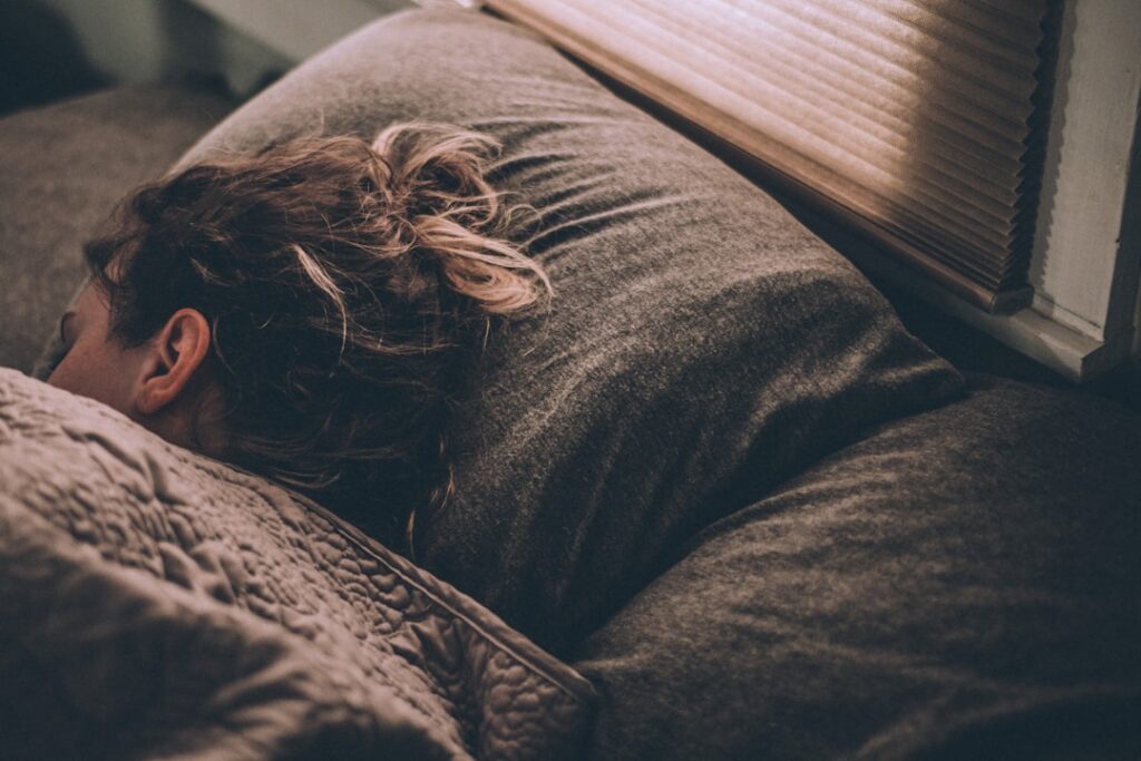 découvrez des conseils et techniques efficaces pour améliorer la qualité de votre sommeil profond et vous réveiller pleinement reposé.
