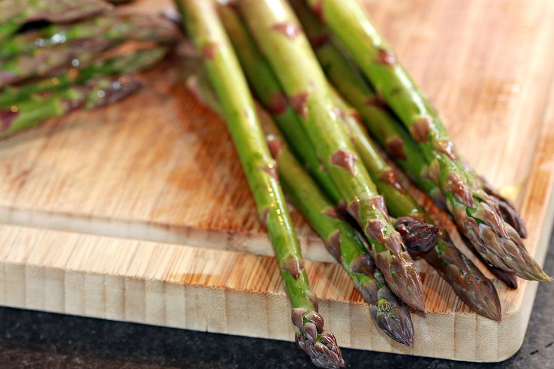 découvrez nos conseils simples et efficaces pour préparer des asperges fraîches parfaitement croquantes et savoureuses.