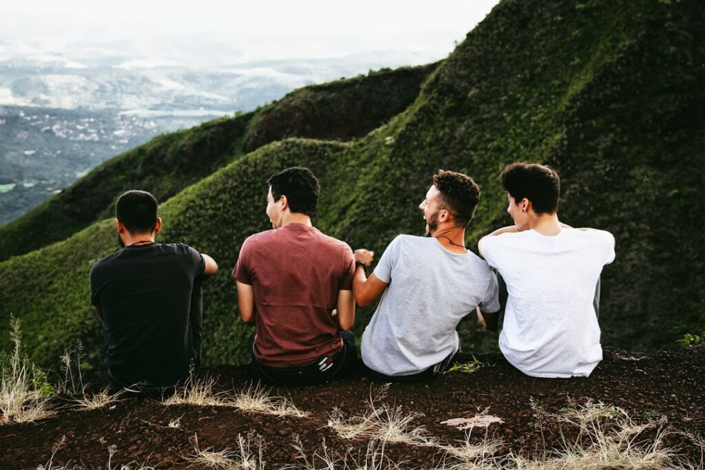 explorez la beauté et l'importance de l'amitié, ce lien précieux qui enrichit nos vies avec confiance, soutien et moments partagés.