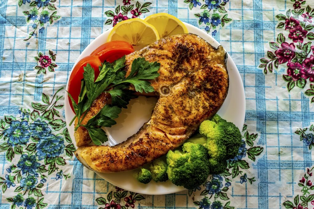 I bought one steak with redfish. Fried on a pan with spices. Served on the plate with a few slices of tomato and lemon and added some broccoli and parsley.