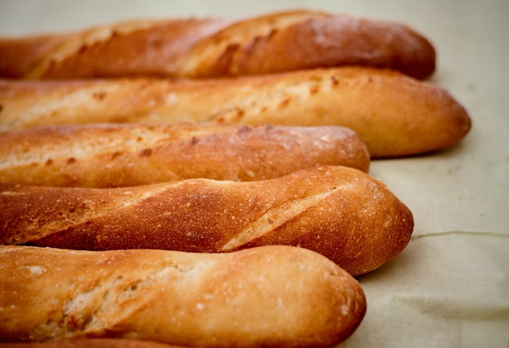 découvrez le nombre de calories dans une baguette traditionnelle française et comment elle s'intègre dans une alimentation équilibrée.