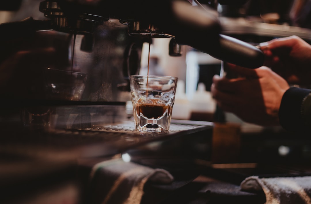 découvrez l'art de l'espresso : un café intense et aromatique, préparé avec précision pour réveiller vos sens à chaque tasse.
