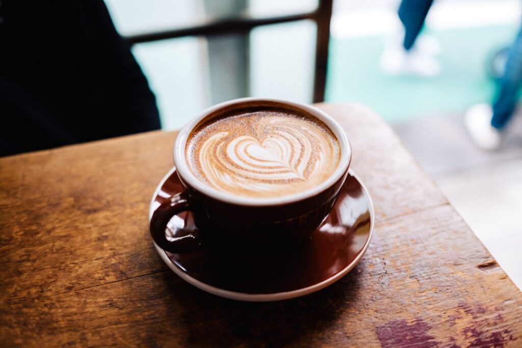 découvrez l'art de l'espresso, un café intense et riche en arômes, préparé avec précision pour les véritables amateurs de café.