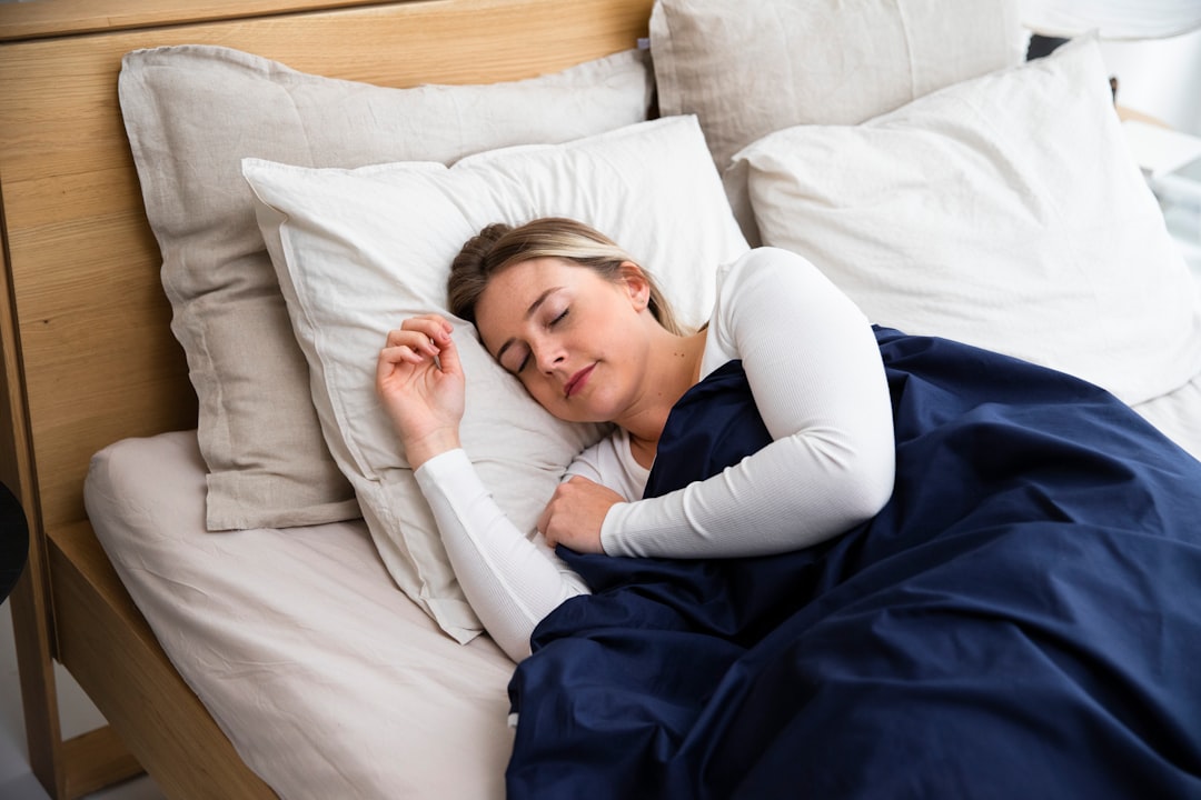 découvrez des astuces efficaces pour s'endormir rapidement et profiter d'un sommeil réparateur chaque nuit.