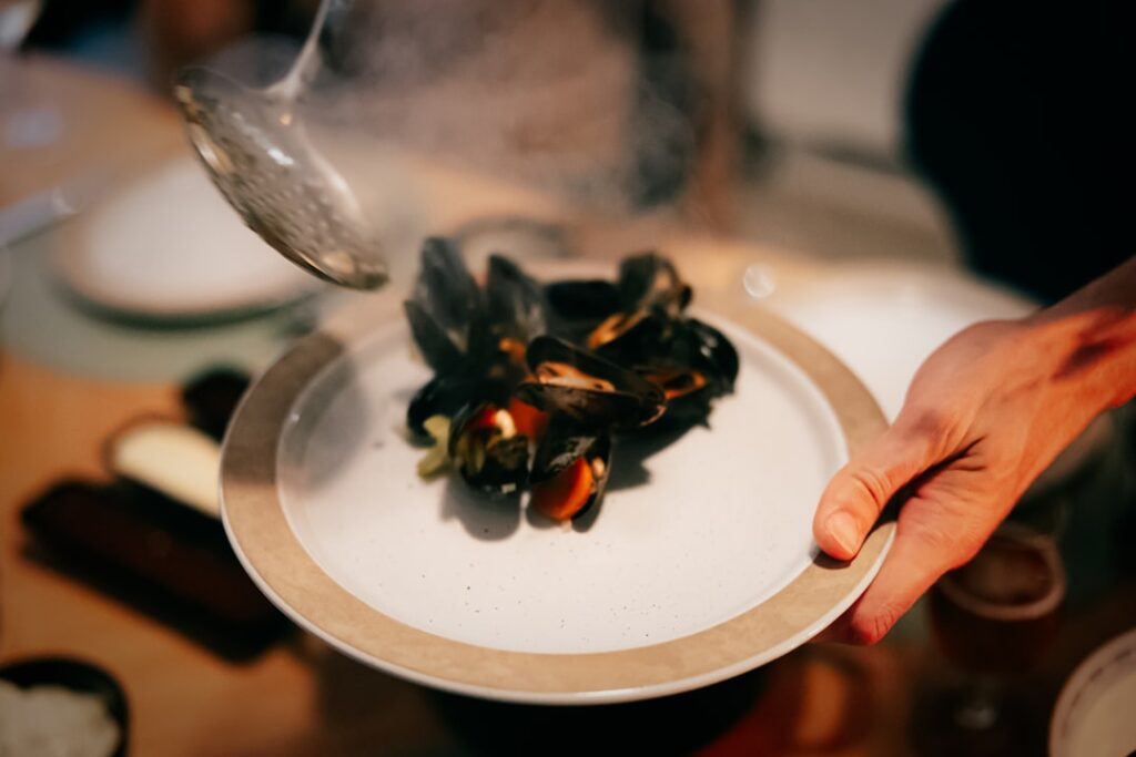 découvrez comment préparer des moules fraîches étape par étape pour un plat savoureux et délicieux, idéal pour toutes les occasions.