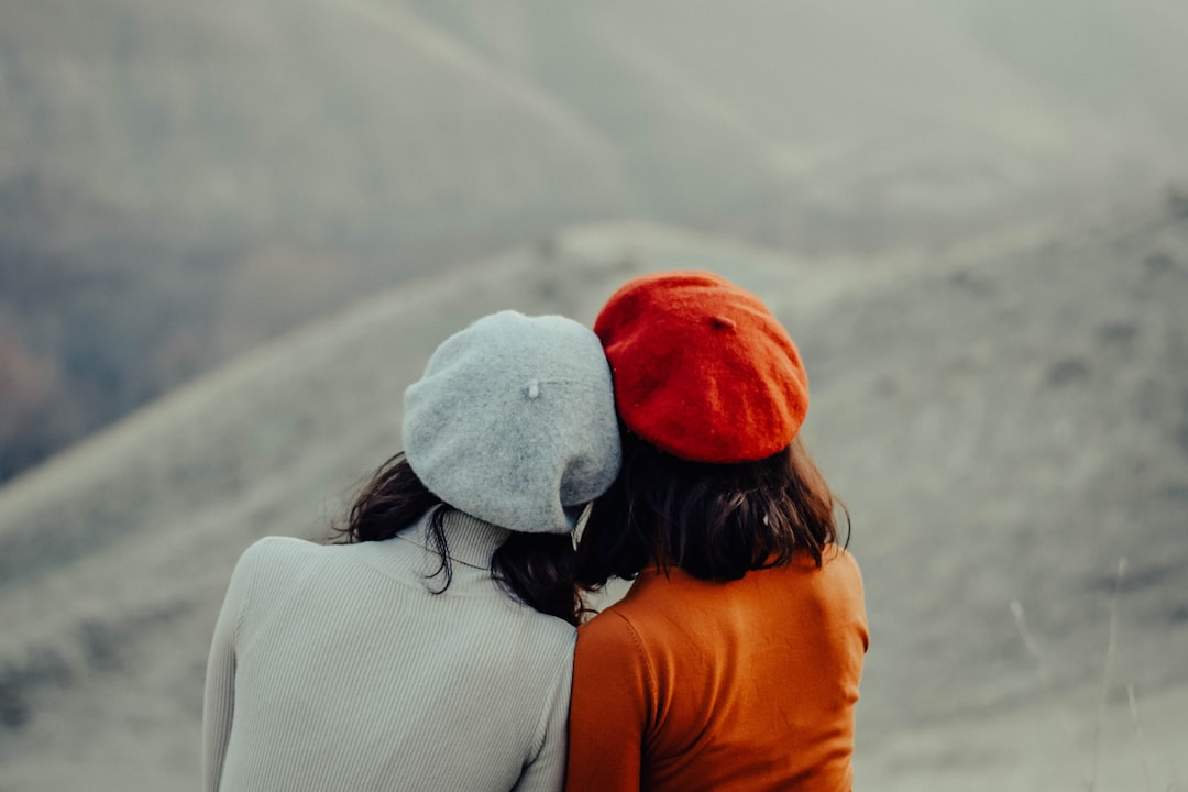 découvrez comment soutenir un ami dans les moments difficiles avec compassion et conseils pratiques pour être présent et apporter du réconfort.